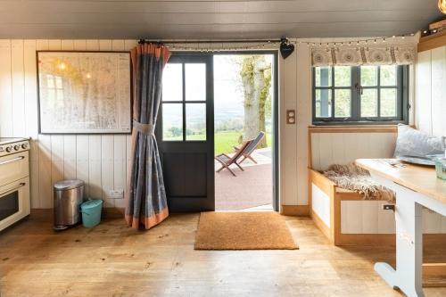 virtuve, Tilbury Shepherd Huts & Holiday Cottages with Hot Tubs in West Bagborough