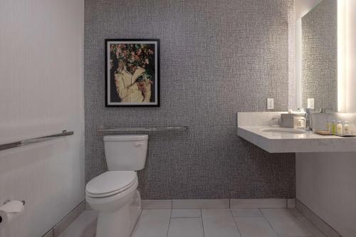 DoubleTree by Hilton Palmdale, CA Room Type - Double Room with Bath Tub - Mobility/Hearing Accessible