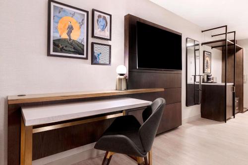 DoubleTree by Hilton Palmdale, CA Room Type - Junior King Suite with Seating Area