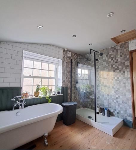 حمام, Room in a Cosy Cottage close to Cardiff City Centre in كالفر هاوس كروس