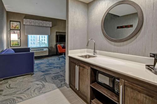 Hampton Inn Fresno Airport - image 11