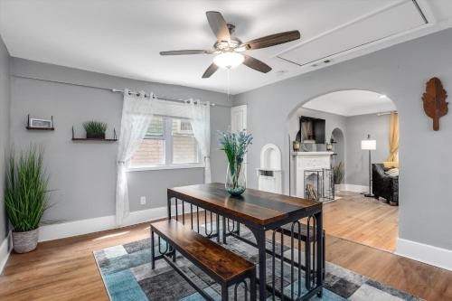 Modern & Cozy East Side Gem ~ Queen Beds ~ Parking in Detroit, USA