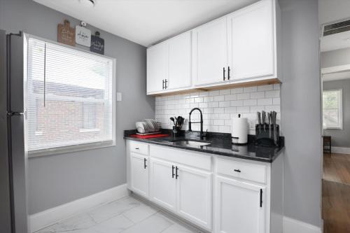 Modern & Cozy East Side Gem ~ Queen Beds ~ Parking in Detroit, USA
