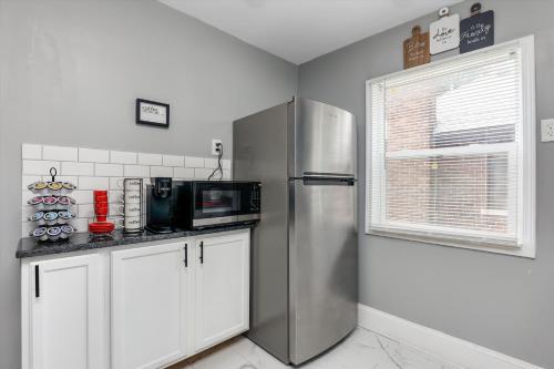 Modern & Cozy East Side Gem ~ Queen Beds ~ Parking in Detroit, USA