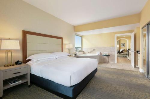 King Corner Oceanfront Suite image 6