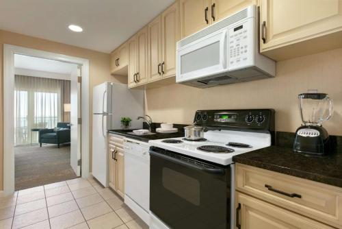 Queen Suite with Two Queen Beds - Oceanfront image 3