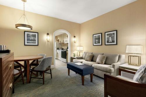 Oceanfront One-Bedroom King Suite  image 4