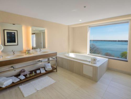 Superior King Room with Whirlpool and River View