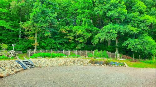 Boende - Stuga nära naturen, 3 km till Motala centrum, elbilsladdning finns på tomten - privat värd (Boende - Stuga nara naturen, 3 km till Motala centrum, elbilsladdning finns pa tomten - privat vard) in Motala