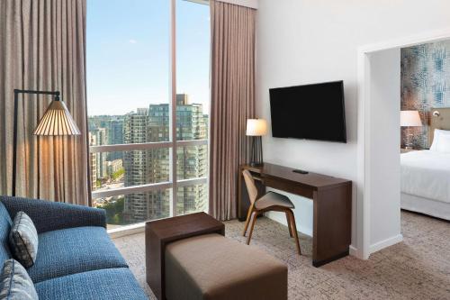 Queen Suite with City View