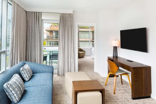 King Suite with Balcony image 4