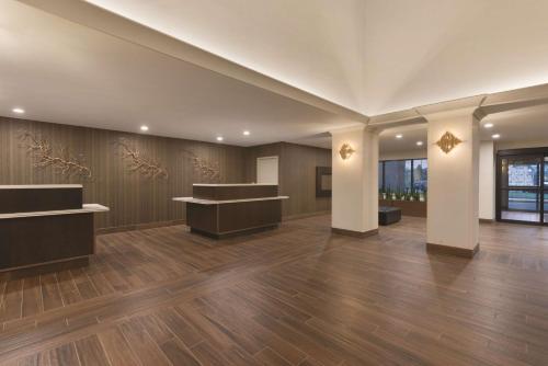 Embassy Suites by Hilton Milwaukee Brookfield - image 9