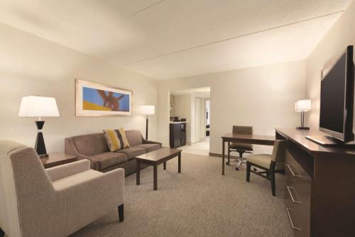 Embassy Suites by Hilton Milwaukee Brookfield - main image