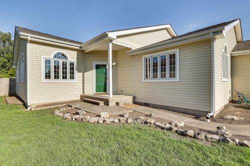 Holiday Island Home with Screened-In Deck and Fire Pit in Holiday Island, USA