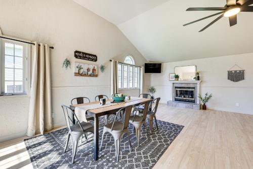 Holiday Island Home with Screened-In Deck and Fire Pit in Holiday Island, USA