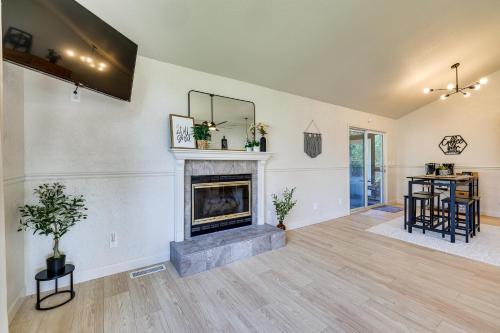 Holiday Island Home with Screened-In Deck and Fire Pit in Holiday Island, USA