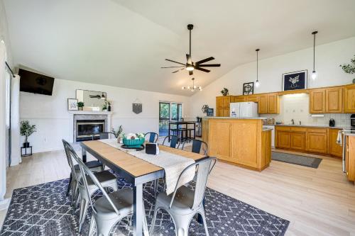 Holiday Island Home with Screened-In Deck and Fire Pit in Holiday Island, USA