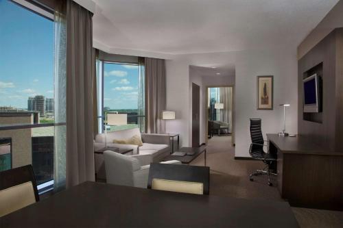 Hilton Toronto/Markham Suites Conference Centre & Spa Room Type - One-Bedroom King Corner Suite