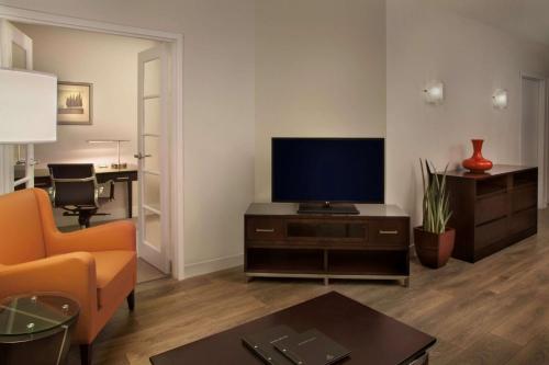 Hilton Toronto/Markham Suites Conference Centre & Spa Room Type - One-Bedroom King Suite with Kitchen
