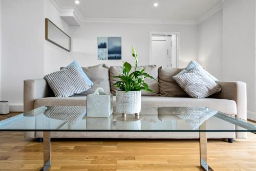 B&B London - Stunning Flat on King's Road, Chelsea with Balcony - Bed and Breakfast London