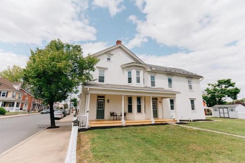 Newly Renovated Vintage Inspired Large 4 BR Home in Mount Joy, USA