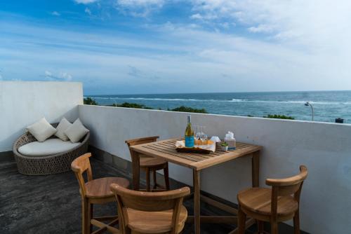 Four Petals Inn in Colombo Wellawatte beach