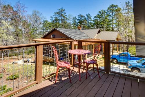 Romantic, Cozy Loft with Yard, 5 Miles to Clemson in Central, USA
