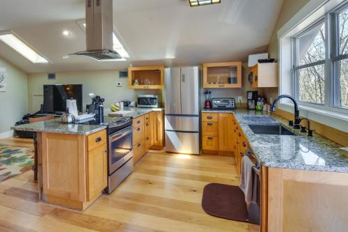 Romantic, Cozy Loft with Yard, 5 Miles to Clemson in Central, USA