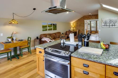 Romantic, Cozy Loft with Yard, 5 Miles to Clemson in Central, USA
