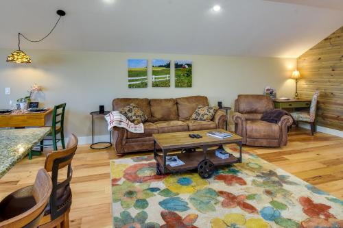 Romantic, Cozy Loft with Yard, 5 Miles to Clemson in Central, USA
