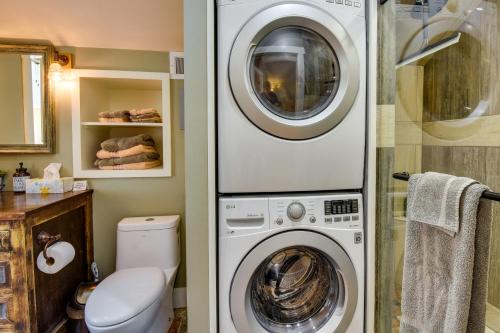 Romantic, Cozy Loft with Yard, 5 Miles to Clemson