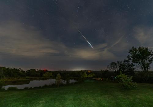 Snug & Secluded Lakeside Shepherds Hut 'Carp' in Uckfield