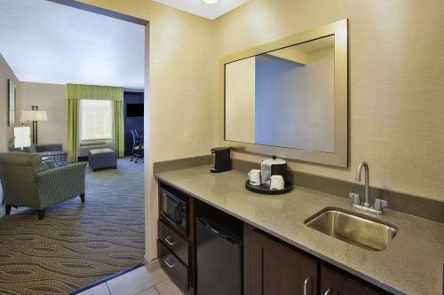 Hampton Inn & Suites - Elyria OH - image 13