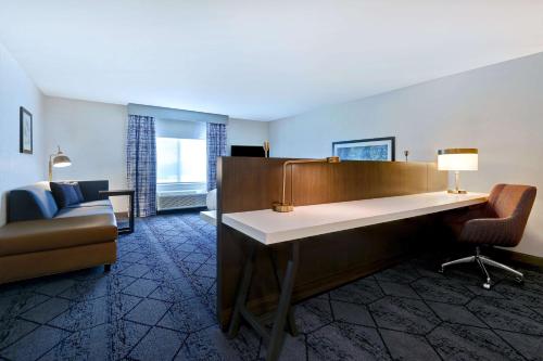 Hilton Garden Inn Cedar Rapids - image 6