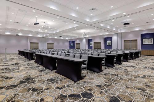 Hilton Garden Inn Cedar Rapids - image 7