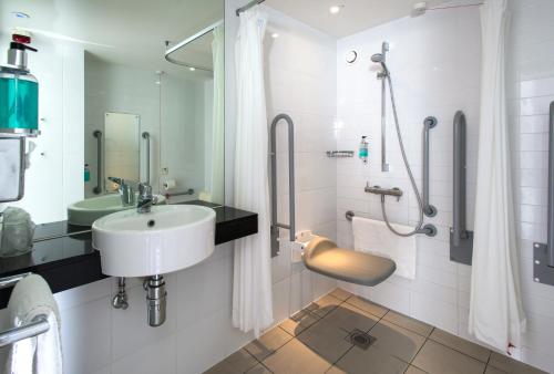 Holiday Inn Express Cambridge Duxford M11 Jct 10 an IHG Hotel - image 9