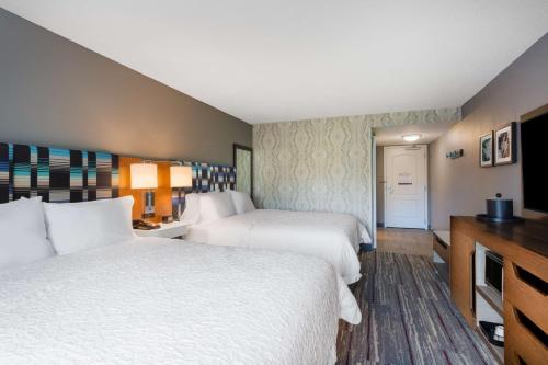 2 queen beds