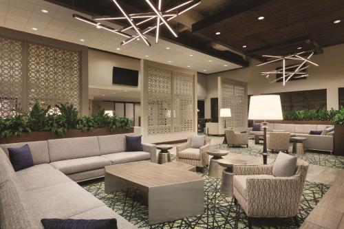 Embassy Suites By Hilton San Antonio Brooks Hotel - Spa