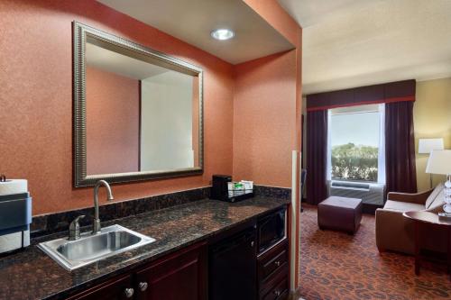 Hampton Inn & Suites Mission - image 7