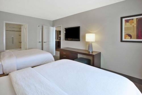 2 queen beds, 1 sofa bed