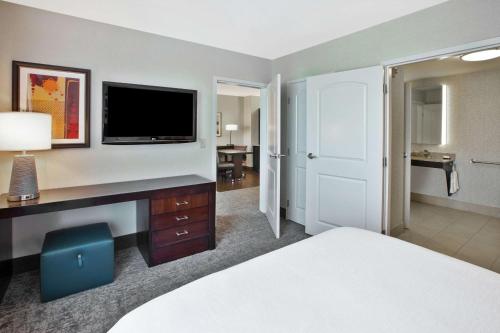 One-Bedroom Queen Suite with Roll-In Shower - Mobility Accessible/Non-Smoking