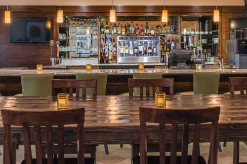 DoubleTree by Hilton Portland - Beaverton - image 2