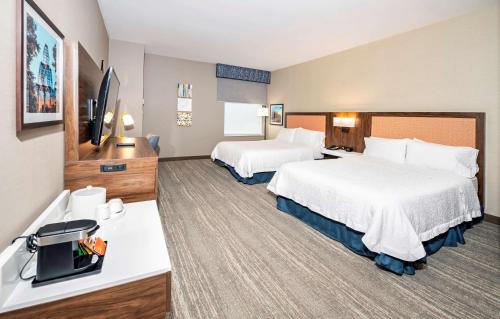 2 queen beds