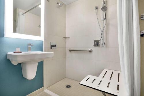 One-Bedroom King Studio Suite with Mobility Accessible Tub - Non-Smoking
