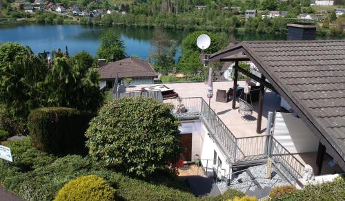 Балкон, Exklusive Ferienwohnung 'Agger-Blick' mit großer Seeblick-Terrasse & Sauna in Gummersbach