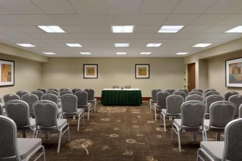 Embassy Suites Piscataway - Somerset - image 6