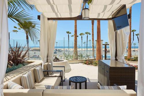 กีฬาและกิจกรรมสันทนาการ, เดอะ วอเตอร์ฟรอนต์ บีช รีสอร์ต อะ ฮิลตัน โฮเต็ล (The Waterfront Beach Resort, a Hilton Hotel) in ฮันติงตันบีช (CA)