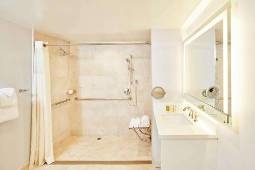 DoubleTree by Hilton Torrance - South Bay - image 7