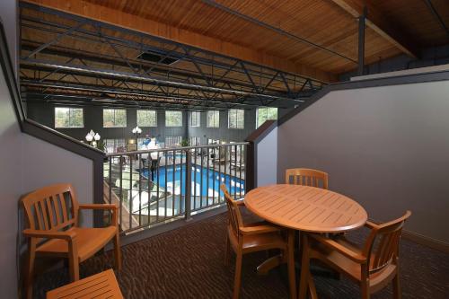 Hampton Inn Holland - image 13