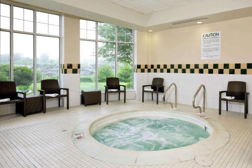 สระว่ายน้ำ, ฮิลตัน การ์เดน อินน์ ออเบิร์น ริเวอร์วอทช์ (Hilton Garden Inn Auburn Riverwatch) in ออเบิร์น (ME)